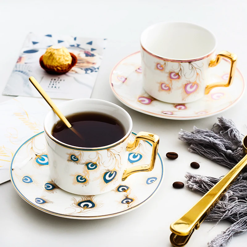 Много красива керамична чашата за кафе с павлиньим перо, Изискана златна писалка, чаша черен чай, коледна украса, подаръци