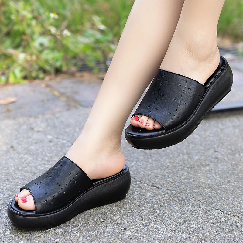 През лятото на 2022 година новите сандали и чехли Дамски обувки на среден ток Нескользящие модни джокерские обувки на танкетке от кожата на дебела подметка